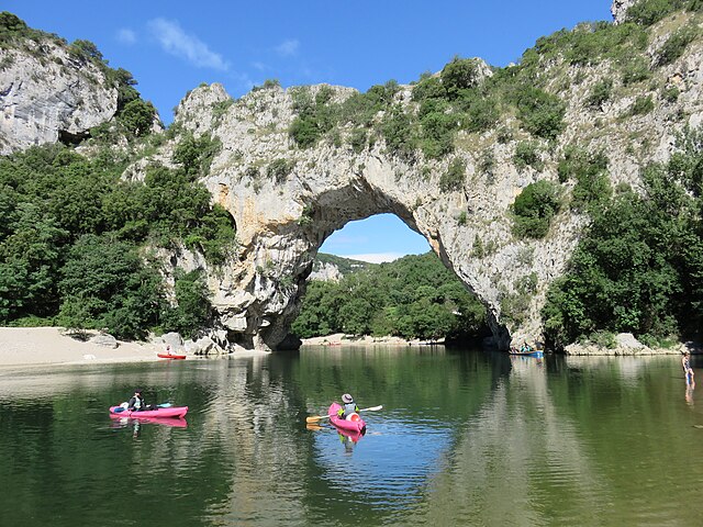 Vallon pont d'arc faire du canoé